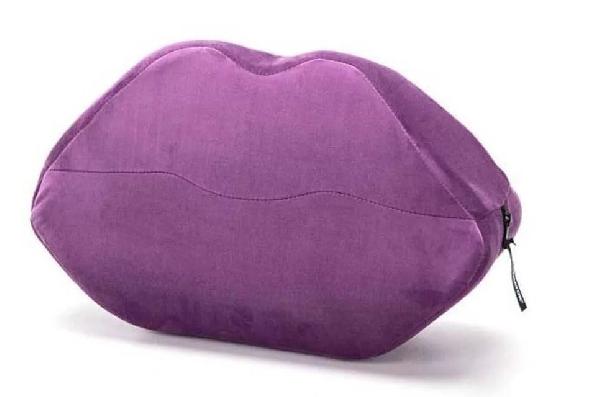 Фиолетовая микрофибровая подушка для любви Kiss Wedge от Liberator