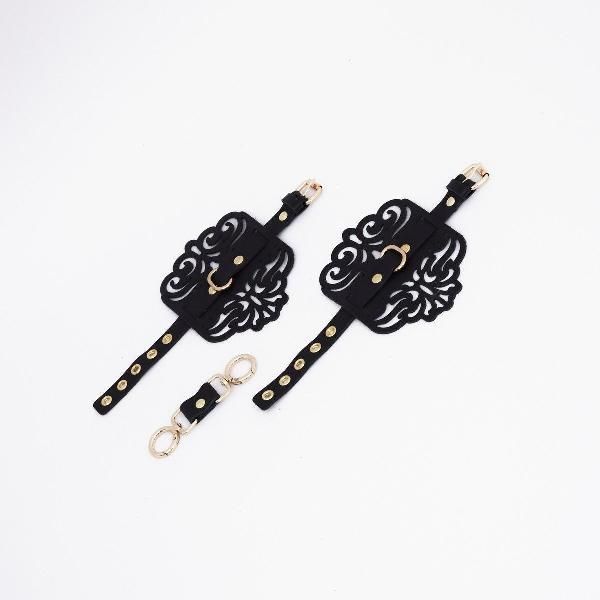Черные фигурные наручники с золотистой фурнитурой от Crazy Handmade