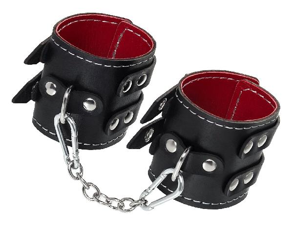 Черные кожаные наручники с двумя ремнями и красной подкладкой от Pecado