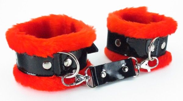 Красные наручники с мехом BDSM Light от БДСМ Арсенал