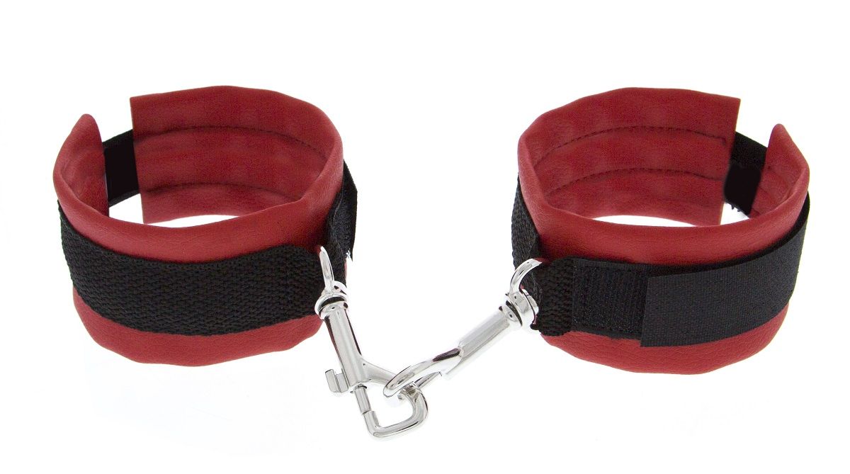 Красно-чёрные полиуретановые наручники Luxurious Handcuffs от Blush Novelties