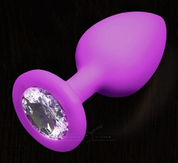 Фиолетовая силиконовая пробка с прозрачным кристаллом - 7,5 см. от Пикантные штучки