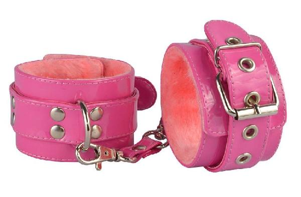 Яркие наручники из искусственной лаковой кожи розового цвета от Sitabella