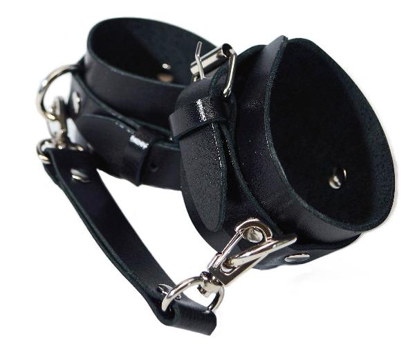 Черные кожаные наручники с соединением на карабинах от Лунный свет