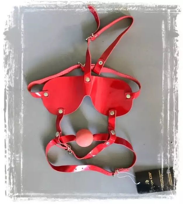 Красная лакированная маска-сбруя с кляпом-шаром от Подиум