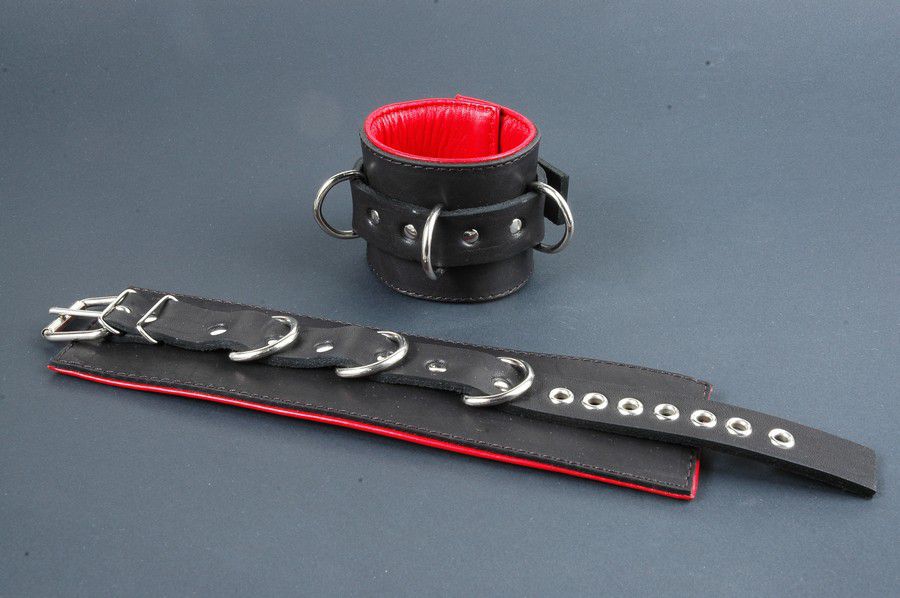 Поддвернутые чёрные наручники с застежкой-ремешком и красной изнанкой от Beastly
