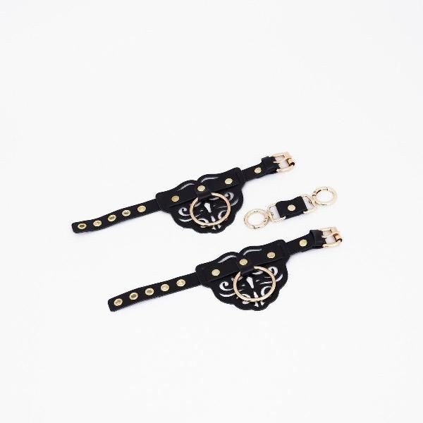 Черные кожаные наручники с клепками, кольцами и золотистой фурнитурой от Crazy Handmade