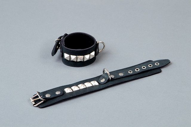 Чёрные кожаные наручники с металлическими квадропуклями от Подиум