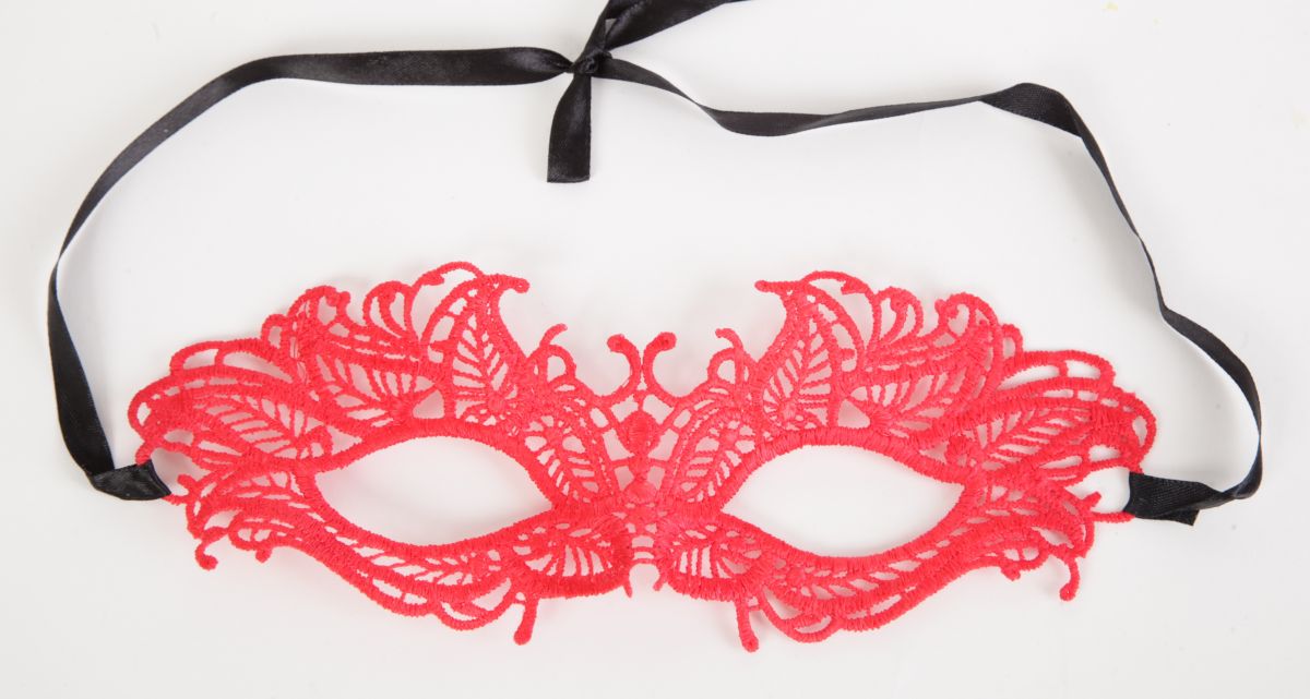 Кружевная маска с листиками от White Label