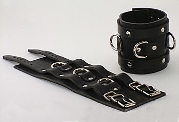 Чёрные не подшитые широкие наручник с 3 D-кольцами от Beastly
