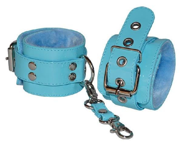 Голубые лаковые наручники с меховой отделкой от Sitabella