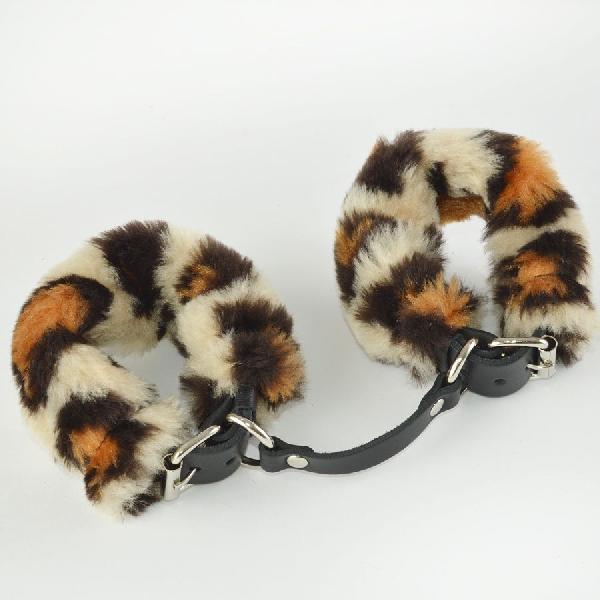 Черные кожаные наручники со съемной леопардовой опушкой от Sitabella