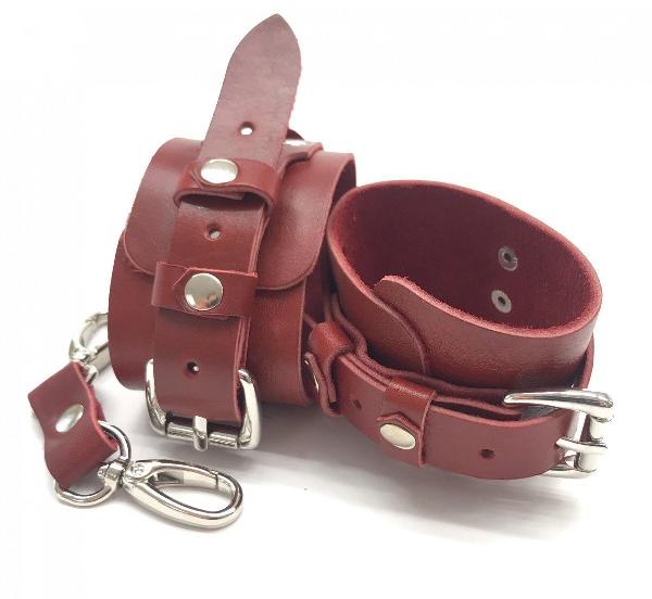 Красные кожаные наручники с соединительным ремешком от BDSM96