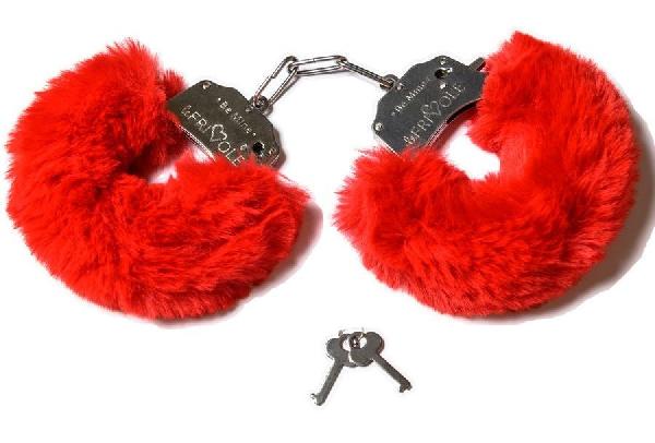 Шикарные наручники с пушистым красным мехом от Le Frivole