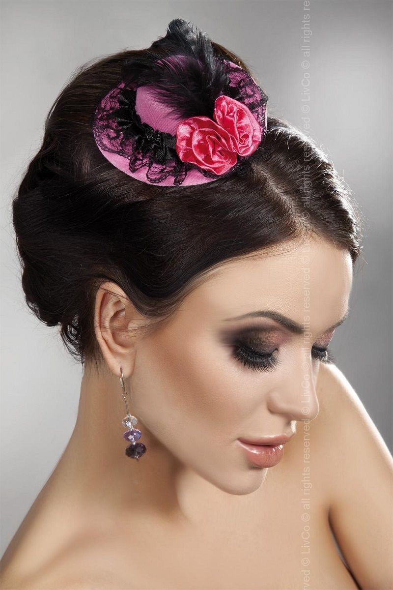 Розовая мини-шляпка с кружевом и цветами от Livia Corsetti