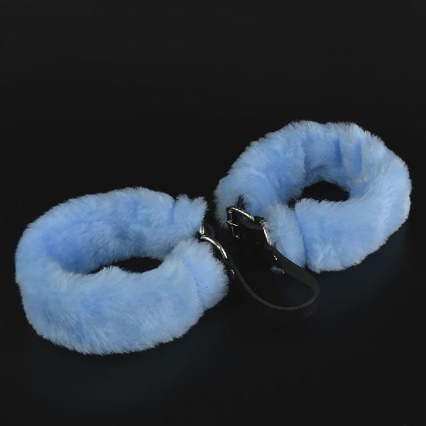 Черные кожаные оковы со съемной голубой опушкой от Sitabella