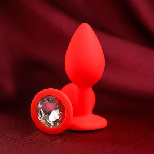 Красная анальная пробка с прозрачным кристаллом - 7,2 см. от Сима-Ленд