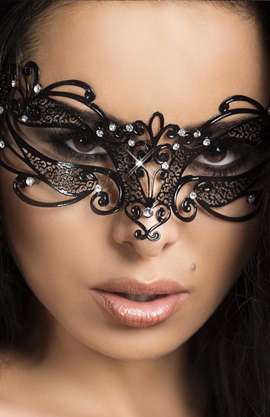 Сногсшибательная маска со сверкающими стразами от Chilirose