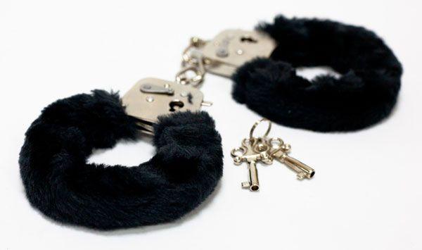 Меховые черные наручники с ключами от Toy Joy