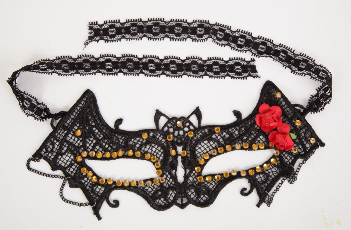 Маска в форме летучей мыши со стразами и цветами от White Label