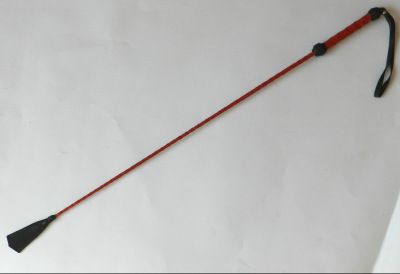 Длинный плетеный стек с красной лаковой ручкой - 85 см. от Подиум