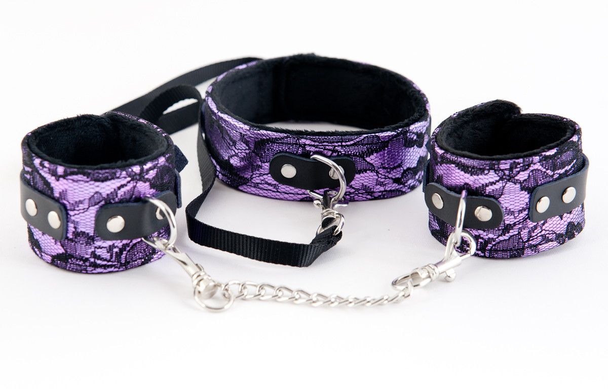 Пурпурный кружевной набор: ошейник и наручники от ToyFa