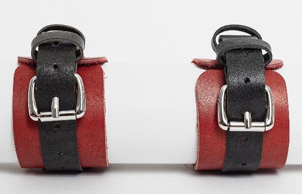 Красно-черные кожаные наручники классического дизайна от BDSM96