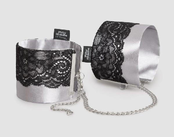 Сатиновые наручники с кружевом Play Nice от Fifty Shades of Grey