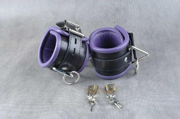 Чёрные подвёрнутые наножники с фиолетовым подкладом от Beastly