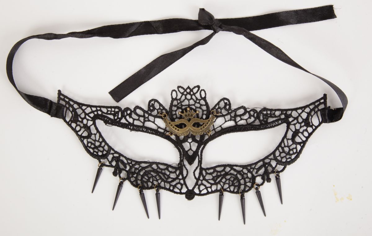 Кружевная маска с шипами по низу от White Label