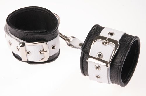 Чёрно-белые кожаные наручники с ремешком с двумя карабинами от Sitabella