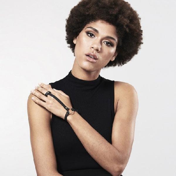 Чёрный браслет с петлёй на пальчик от Bijoux Indiscrets