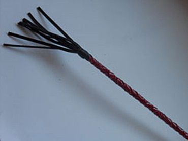 Плетеный короткий красный стек с наконечником в виде кисточки - 70 см. от Подиум