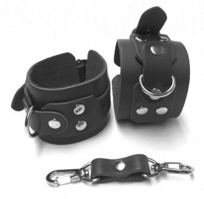 Наручники из натуральной кожи чёрного цвета с карабинами от BDSM96