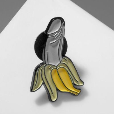 Значок с форме банана-фаллоса от Queen fair