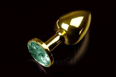 Маленькая золотистая анальная пробка с круглым кончиком и изумрудным кристаллом - 7 см. от Пикантные штучки
