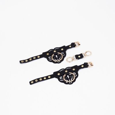 Черные кожаные наручники с клепками, кольцами и золотистой фурнитурой от Crazy Handmade