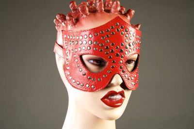 Красная маска-очки с фурнитурой в виде заклепок от Подиум