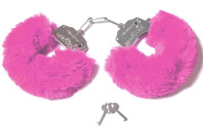 Шикарные наручники с пушистым розовым мехом от Le Frivole