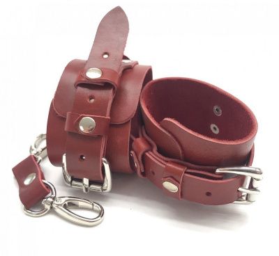Красные кожаные наручники с соединительным ремешком от BDSM96