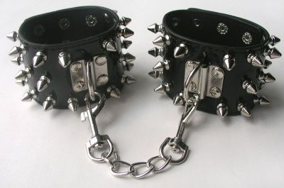 Черные наручники с металлическими шипами от Bior toys
