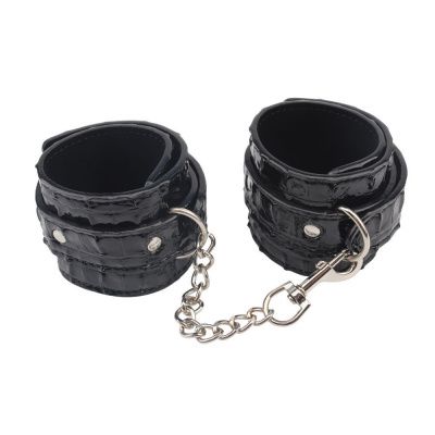 Черные оковы на карабине Surrender Ankle Restraints от Chisa