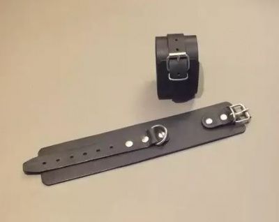 Широкие кожаные наручники универсального размера от Подиум