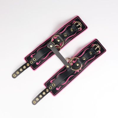 Черные кожаные оковы с розовой строчкой от Crazy Handmade