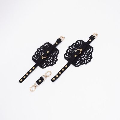 Черные фигурные наручники с золотистой фурнитурой от Crazy Handmade