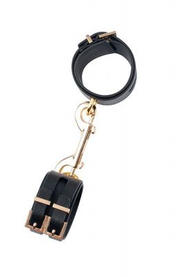 Черные наручники PREMIUM HANDCUFF WITH HOOK с золотистой перемычкой от Blush Novelties