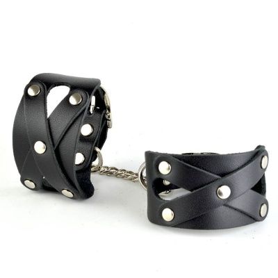 Черные кожаные наручники  Цезарь  с цепочкой на карабинах от Sitabella