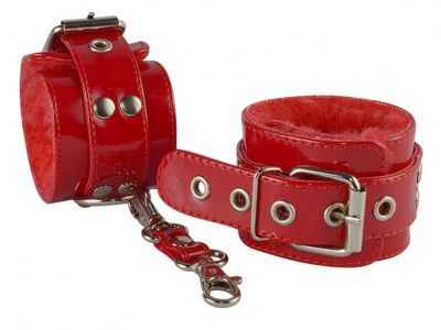 Красные лаковые наручники с меховой отделкой от Sitabella