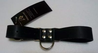 Чёрные широкие ременные наручники с полукольцом от Подиум