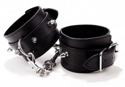 Чёрные кожаные наручники с шипами Spiked Leather Handcuffs от Shots Media BV